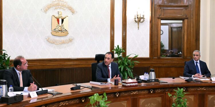 مدبولي يتابع تنفيذ مشروعات الطاقة الجديدة والمتجددة ويؤكد أهمية الالتزام بالجداول الزمنية