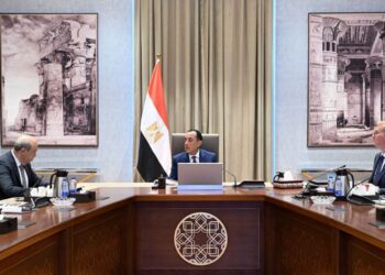 رئيس الوزراء يتابع التعاون بين وزارتي الطيران والبترول لتأمين احتياجات القطاع ودعم الوقود المستدام