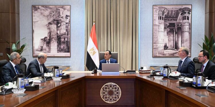 رئيس الوزراء يتابع التعاون بين وزارتي الطيران والبترول لتأمين احتياجات القطاع ودعم الوقود المستدام