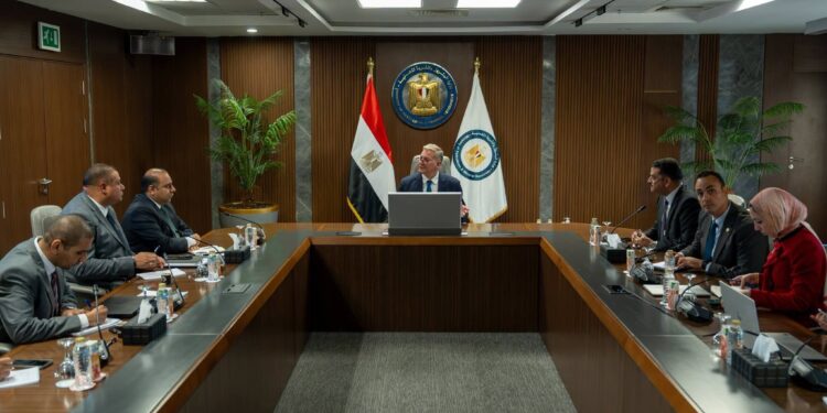 وزير البترول يتابع إقبال المستثمرين على فرص البحث والاستكشاف التعديني بنظام القطاعات المفتوحة