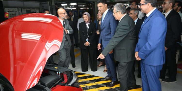 وزير الصناعة يتفقد مصنع جنرال موتورز مصر ويُثني على دخول السيارات الأمريكية إلى السوق المصري