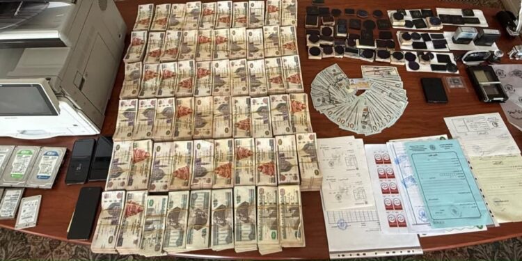 الرقابة الإدارية تضبط عصابة تزوير شهادات فحص الزواج وتستولى على ملايين الجنيهات