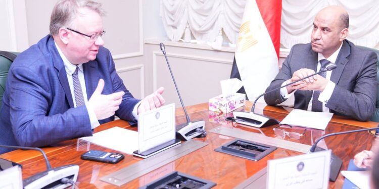 تنفيذًا لتوجيهات الرئيس السيسي.. وزير العمل يبحث إعداد مشروع قانون العمالة المنزلية