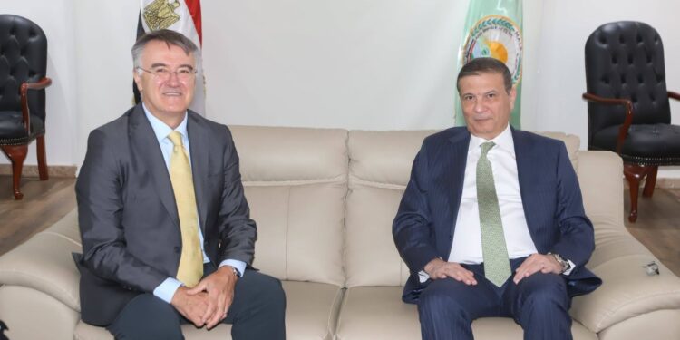 وزير الزراعة يبحث مع مدير “سيام باري” الإيطالي تطوير الزراعة الذكية ودعم صغار المزارعين
