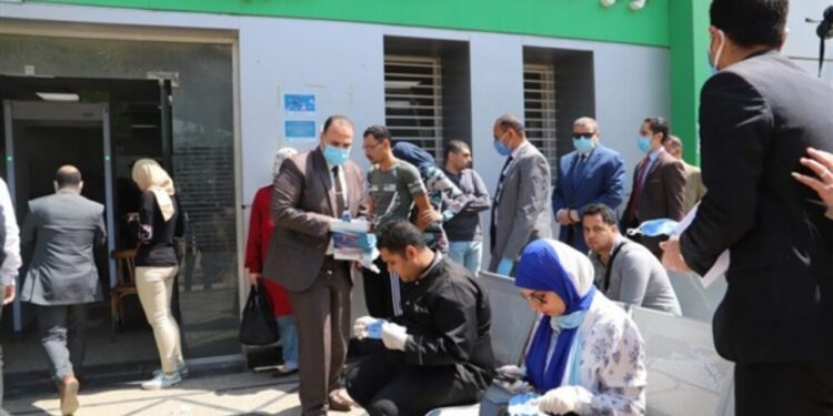 وزارة العمل تبدأ صرف الدفعتين الثانية والثالثة من منحة العمالة غير المنتظمة