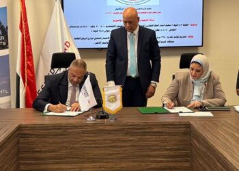 «نقل الكهرباء» توقع عقدًا لتنفيذ خط جهد 220 كيلوفولت لاستيعاب 1100 ميجاوات من طاقة الرياح
