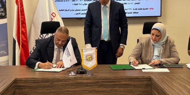 «نقل الكهرباء» توقع عقدًا لتنفيذ خط جهد 220 كيلوفولت لاستيعاب 1100 ميجاوات من طاقة الرياح