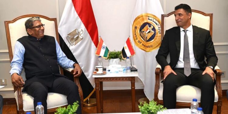 وزير الصناعة يبحث مع سفير الهند تعزيز التعاون وجذب استثمارات جديدة إلى مصر