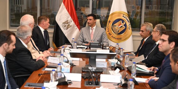 وزير الصناعة يبحث مع «مرسيدس-بنز إيجيبت» التوسع في تصنيع السيارات وزيادة الصادرات