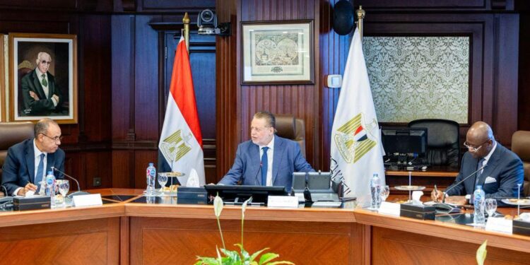 البنك المركزي والخارجية و”أفريكسيم بنك” يبحثون توسيع التعاون التجاري والاستثماري في أفريقيا