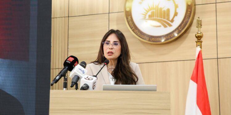 وزيرة الإسكان تسلم عقود توفيق أوضاع الأراضي المضافة بالعبور الجديدة والشروق