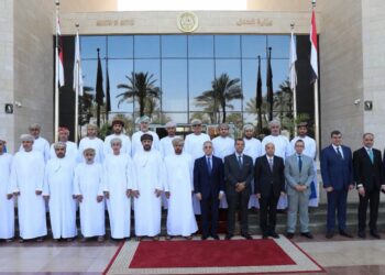 وزير العدل يبحث مع وفد قضائي عُماني تعزيز التعاون وتبادل الخبرات