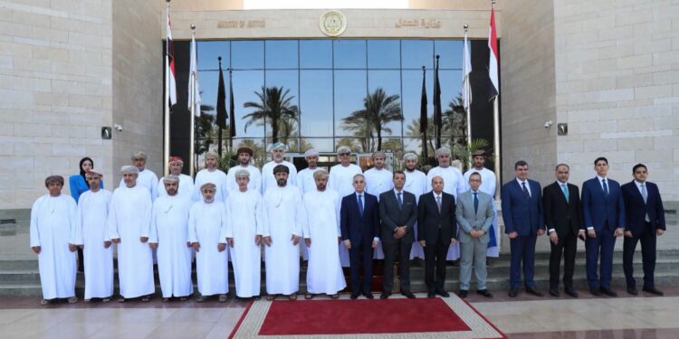 وزير العدل يبحث مع وفد قضائي عُماني تعزيز التعاون وتبادل الخبرات