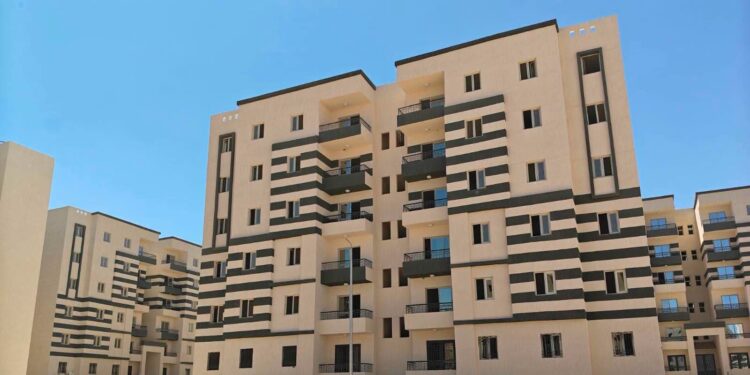 وزيرة الإسكان تتابع تنفيذ مشروعات سكنية وخدمية في 4 مدن جديدة