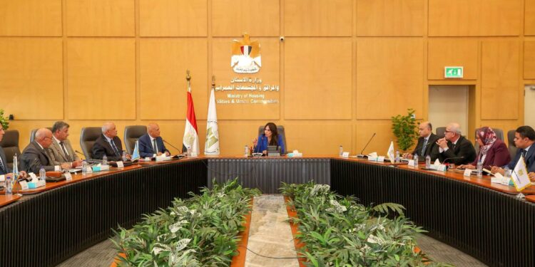 وزيرة الإسكان تتابع مشروعات مياه الشرب والصرف الصحي بأسيوط.. وتوجه بسرعة الإنجاز