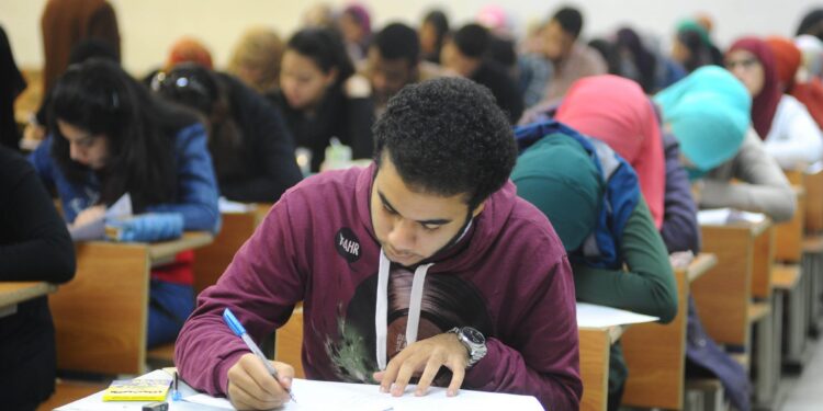 طلاب الثانوية العامة يؤدون امتحان اللغة الأجنبية الأولى وسط استعدادات مكثفة بعدد من المحافظات