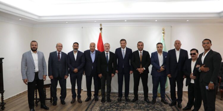 وزير الزراعة يبحث مع مستثمرين أتراك فرص التوسع في الزراعة والإنتاج الداجني