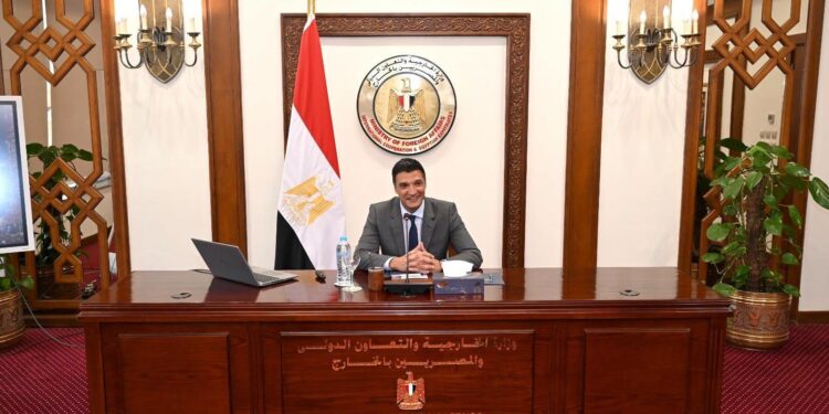 وزير الصناعة يستعرض استراتيجية الصناعة المصرية مع رؤساء البعثات الدبلوماسية المنقولين للخارج