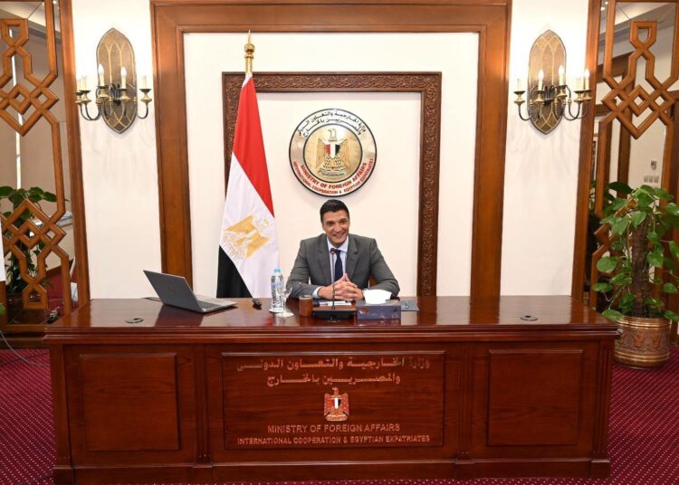 وزير الصناعة يستعرض استراتيجية الصناعة المصرية مع رؤساء البعثات الدبلوماسية المنقولين للخارج