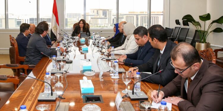 وزيرة الإسكان تستعرض مقترحات تحالف عالمي لإدارة حي المال والأعمال بالعاصمة الجديدة