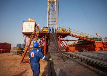 وزير البترول يتفقد استئناف الحفر بحقل البركة في أسوان بعد توقف منذ 2022