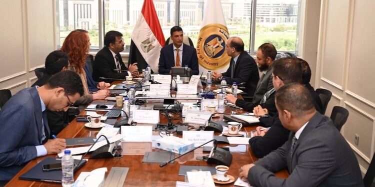 وزير الصناعة يبحث إنشاء مصنع لإنتاج الحراريات المتكاملة في مصر بالتعاون مع النمسا