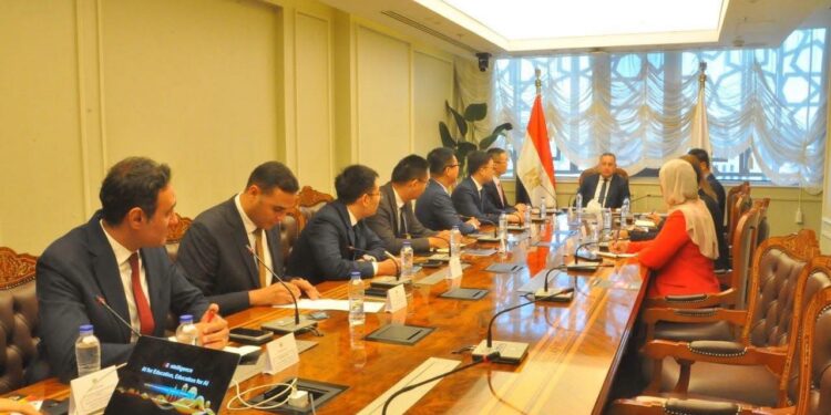 وزير التعليم العالي يبحث مع “هواوي مصر” توظيف الذكاء الاصطناعي لتطوير الجامعات