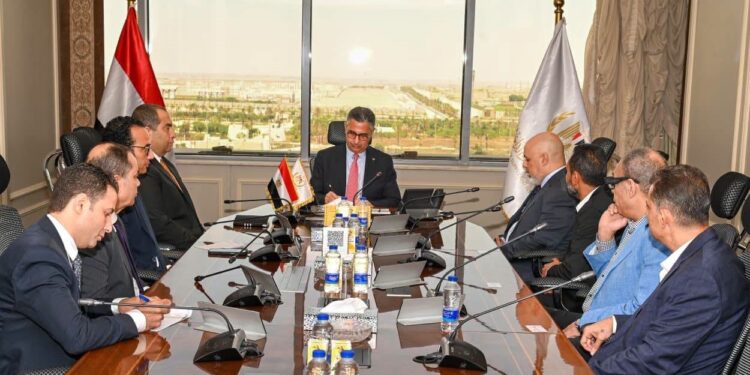وزير التموين يبحث مع شعبة الذهب تطوير منظومة الدمغ وتشديد الرقابة على الأسواق