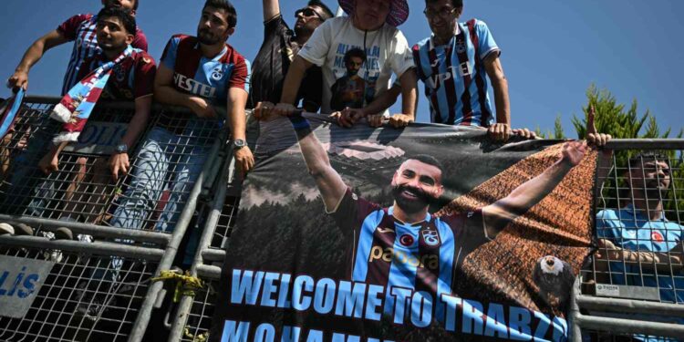 انتقال محمد صلاح إلى طرابزون سبور.. واستقبال جماهيري وصفه الإعلام بـ«الأسطوري»