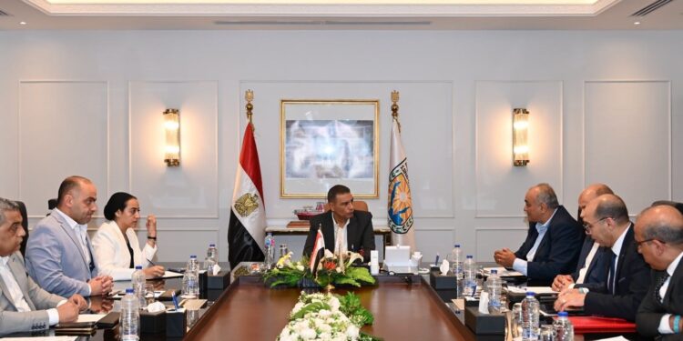 محافظ جنوب سيناء: التنسيق مع «المالية» لدعم المشروعات وتحسين الخدمات المقدمة للمواطنين