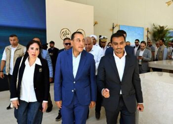 رئيس الوزراء يستعرض مخطط المجمع الحكومي للخدمات الذكية ومجتمع حضري متكامل بمطروح