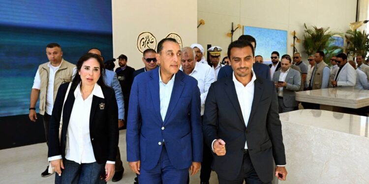 رئيس الوزراء يستعرض مخطط المجمع الحكومي للخدمات الذكية ومجتمع حضري متكامل بمطروح