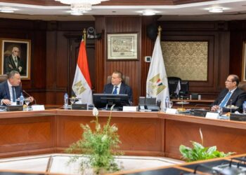 البنك المركزي ووزارة التعليم العالي يبحثان توسيع «منحة علماء المستقبل»
