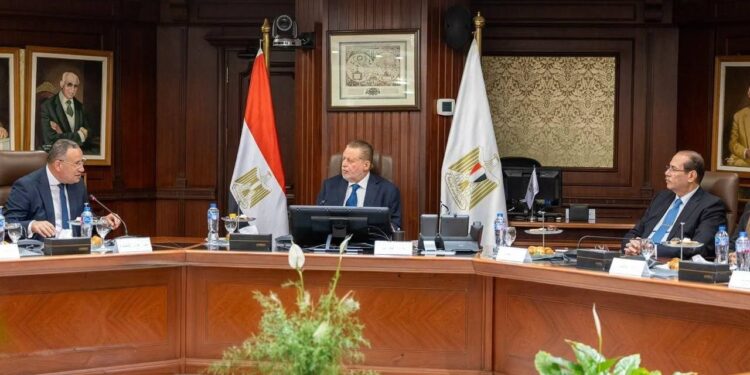 البنك المركزي ووزارة التعليم العالي يبحثان توسيع «منحة علماء المستقبل»