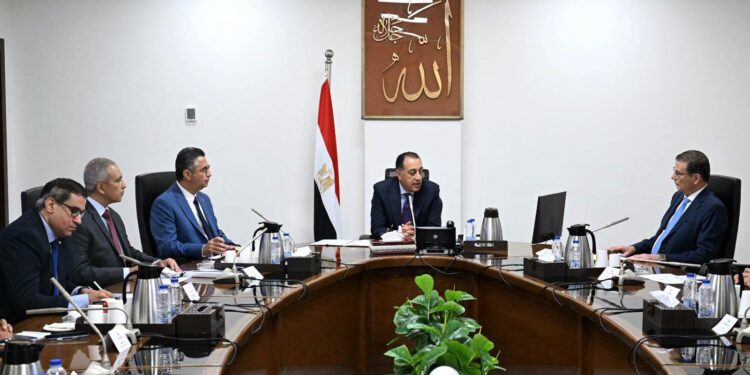 تنفيذًا لتوجيهات الرئيس .. رئيس الوزراء يتابع توافر السلع الاستراتيجية
