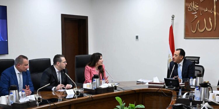 مدبولي يستعرض مشروع قانون المطورين العقاريين لتنظيم السوق وتعزيز الاستثمار