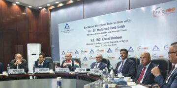 وزير الصناعة يبحث مع «FICCI» جذب استثمارات هندية جديدة