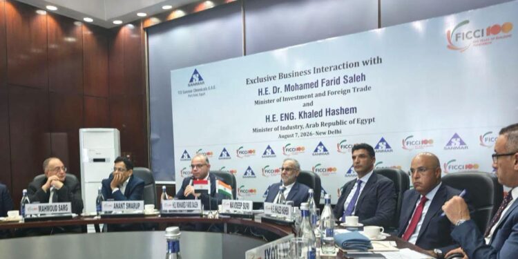 وزير الصناعة يبحث مع «FICCI» جذب استثمارات هندية جديدة