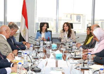 وزيرة الإسكان ومحافظ البحيرة تبحثان 52 مشروعًا لمياه الشرب والصرف الصحي