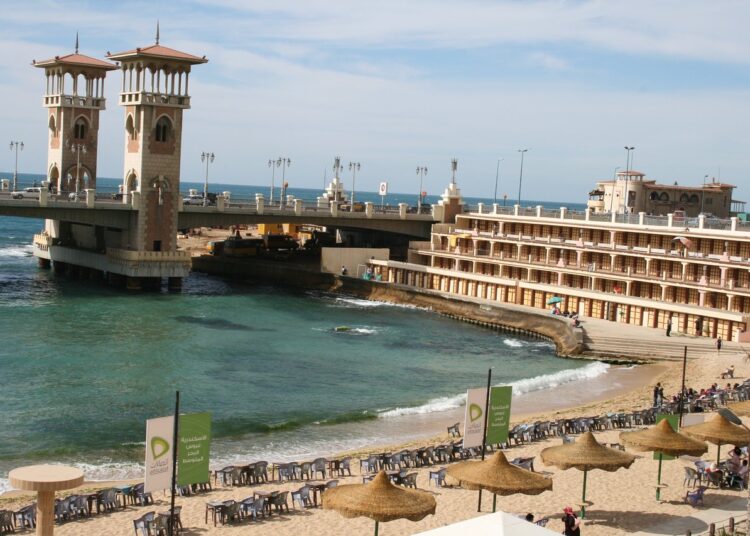 مدبولي يتابع مخطط استعادة شواطئ الإسكندرية.. وتغذية رملية بعرض 50 مترًا لتعزيز الحماية