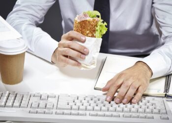 وسط زحام العمل والالتزامات كيف تتناول طعامًا صحيًا؟