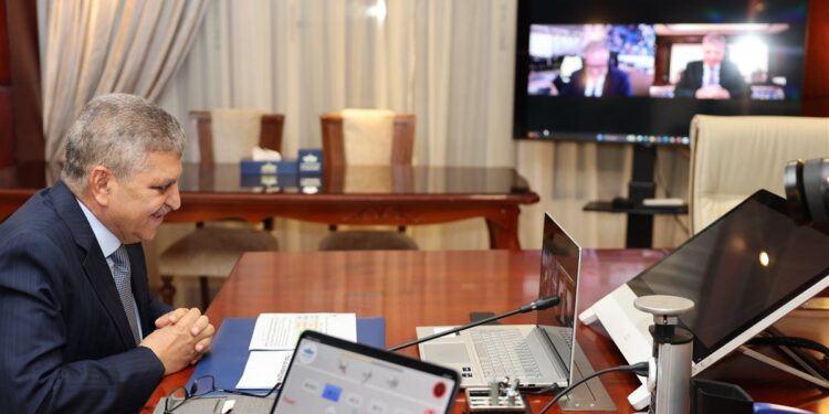 رئيس قناة السويس يبحث مع قيادات شركة عالمية تعزيز التعاون وتسريع عودة السفن للعبور