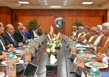 وزير الاستثمار يبحث مع رئيس المناطق الاقتصادية العمانية تعزيز التعاون التجاري والاستثماري بحضور السفير العماني