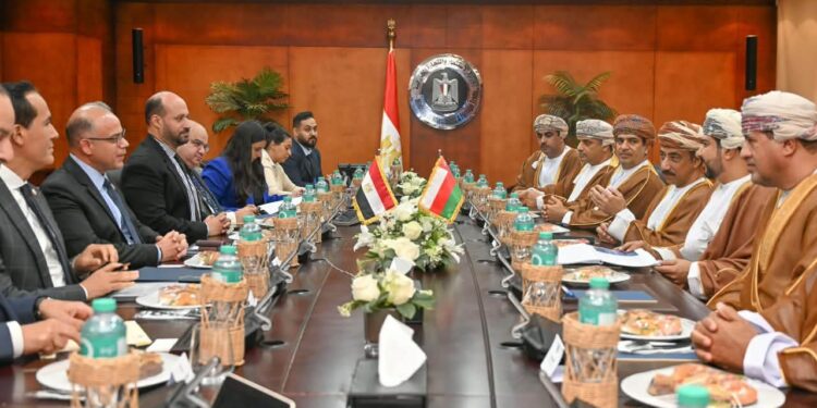 وزير الاستثمار يبحث مع رئيس المناطق الاقتصادية العمانية تعزيز التعاون التجاري والاستثماري بحضور السفير العماني