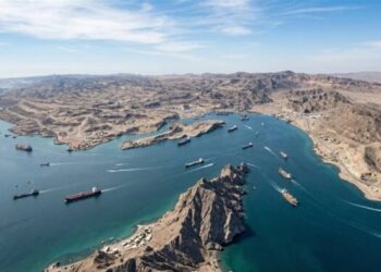 تراجع حاد في حركة الملاحة بمضيق هرمز.. سفينتان فقط عبرتا الممر خلال يوم