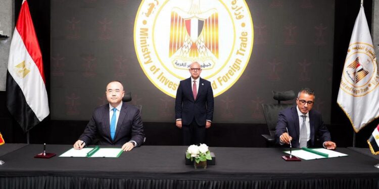 «منصور» و«Tianneng» تدرسان تصنيع بطاريات السيارات في مصر