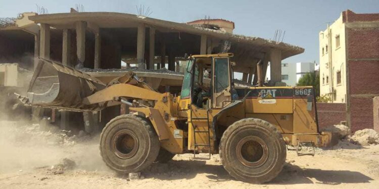 «الإسكان» تضرب بيد من حديد في الساحل الشمالي.. 27 قرار إزالة لمخالفات بناء