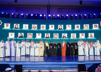 عُمان تواصل جني ثمار الاستثمار في طاقات شبابها.. 11 جائزة خليجية تتوج التميز المالي والابتكار التكنولوجي للسلطنة