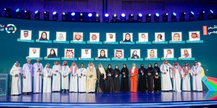 عُمان تواصل جني ثمار الاستثمار في طاقات شبابها.. 11 جائزة خليجية تتوج التميز المالي والابتكار التكنولوجي للسلطنة